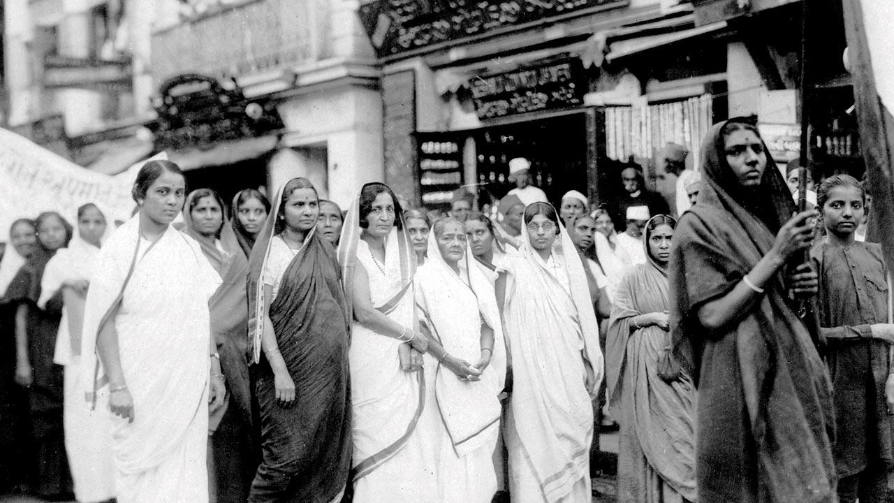 Kasturba at a women’s rally, campaigning for swadeshi, khadi and for the boycott of liquor