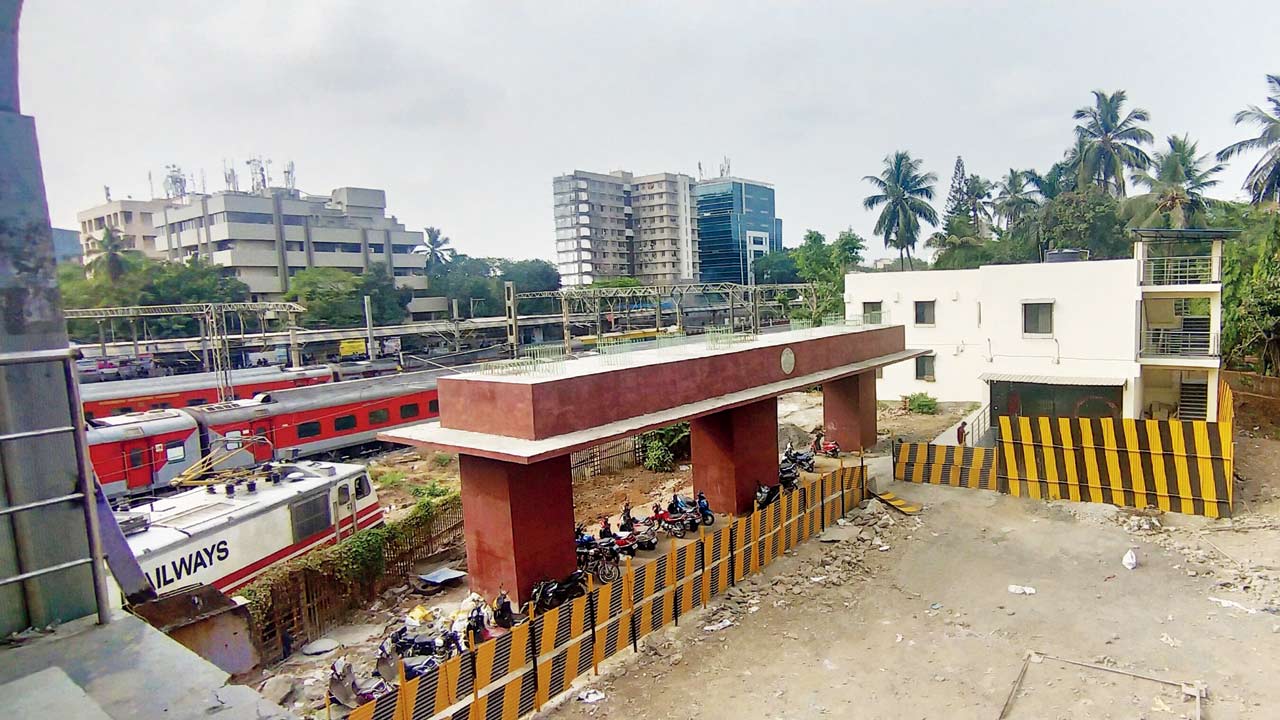 A pillar for the bridge at Vidyavihar E