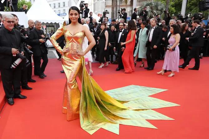 Aishwarya Rai Bachchan owned the Cannes 2019 red carpet as she shimmers in a metallic hued dual-toned fish-cut ensemble. Aish's green gold gown has been designed by Jean-Louis Sabaji. We totally loved the long train, which Aish carried off with much elagance. The gown came with a sweetheart neckline and a small slit. Talking about Aishwarya's hairdo, the former Miss World kept it simple with straight locks with a side-part.