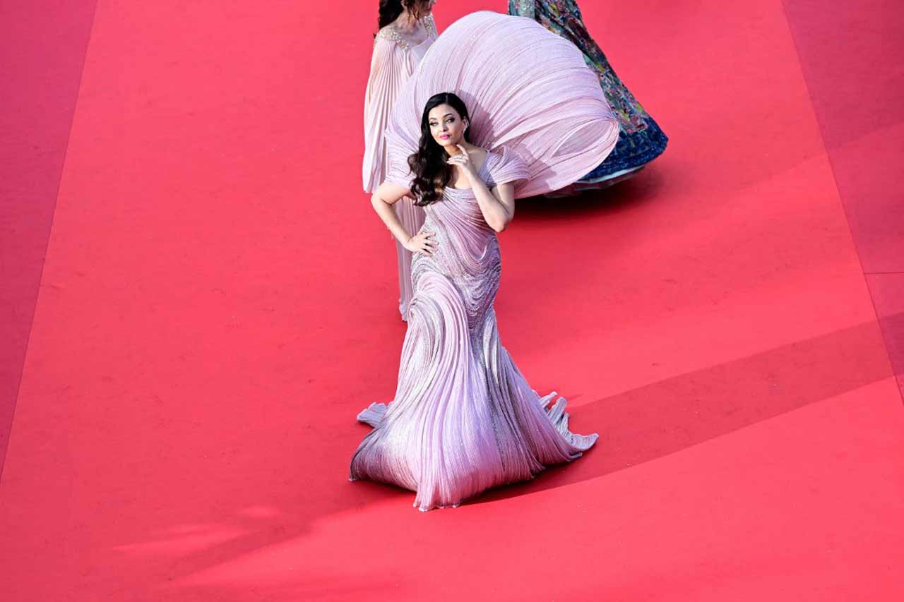 Aishwarya Rai Bachchan looked breathtaking in her custom body-hugging Gaurav Gupta gown which she had paired with a pink satin cape. Aishwarya opted for mascara-laden and kohl-rimmed eyes and pink lipstick.
