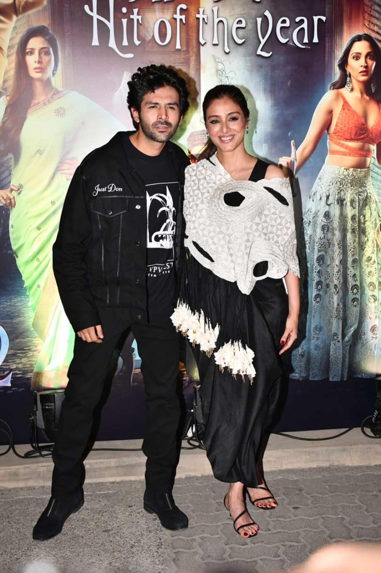 Tabu and Kartik Aaryan posed for the paparazzi at the success bash of Bhool Bhulaiyaa 2.