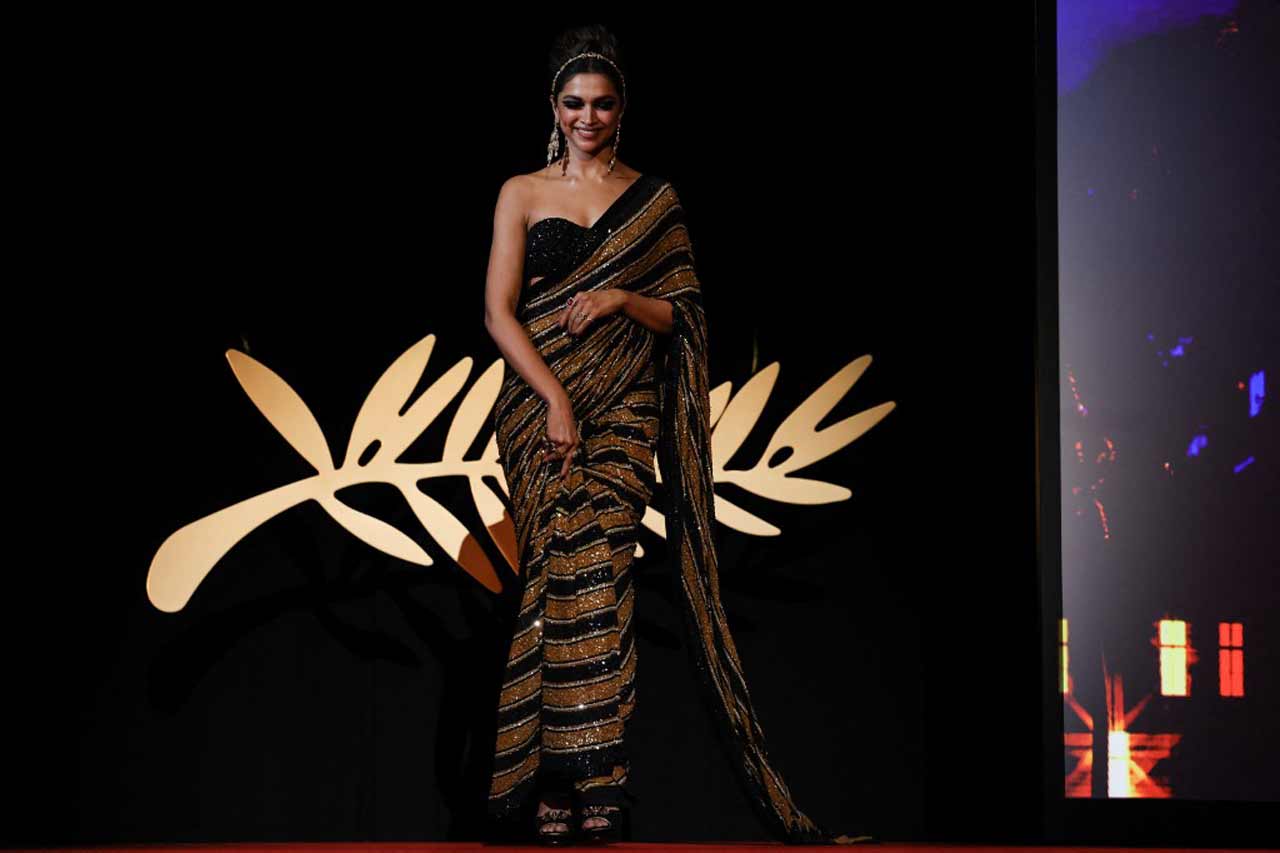 Taking to Instagram, Deepika Padukone dropped a string of images of her glamourous look. In the images, she is seen exuding retro vibes with her golden-black shimmery saree. The 'Piku' star opted for bold make-up. Her dramatic winger eyeliner served as the major highlight of her look.