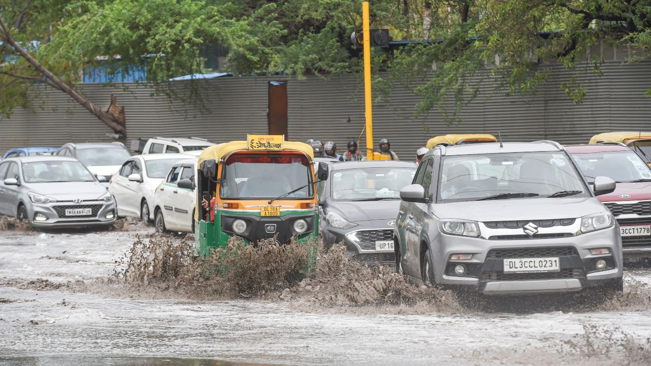 <p>Waterlogging has been reported near Aggarsain chowk. Traffic officials are on the spot to facilitate the traffic flow. Commuters are requested to plan their travel accordingly</p> <p>Waterlogging has been reported near Aggarsain chowk. Traffic officials are on the spot to facilitate the traffic flow. Commuters are requested to plan their travel accordingly</p>