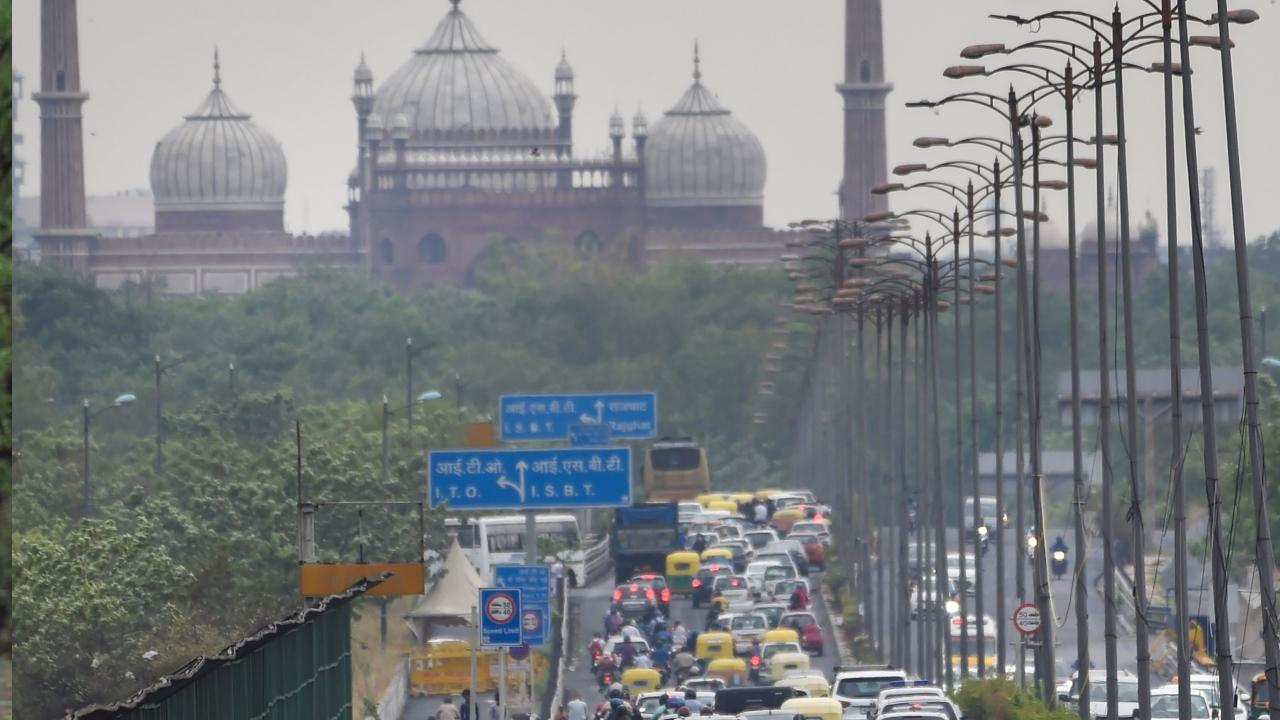 <p>Gusty winds affected the flight operations at Delhi`s Indira Gandhi International (IGI) Airport</p> <p>Gusty winds affected the flight operations at Delhi`s Indira Gandhi International (IGI) Airport</p>