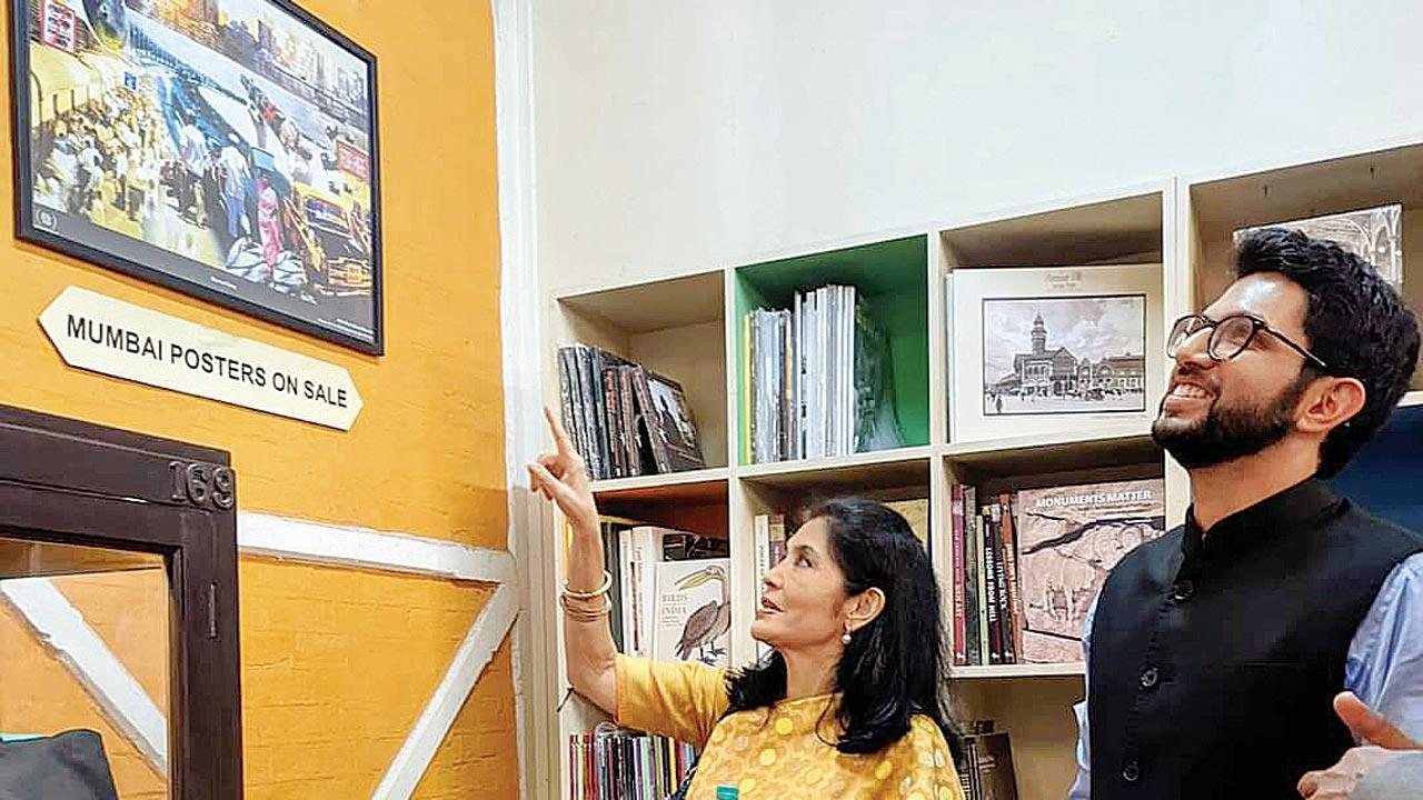 Mehta shows Thackeray around in the Museum Gift Shop. Pics courtesy/BDL Museum
