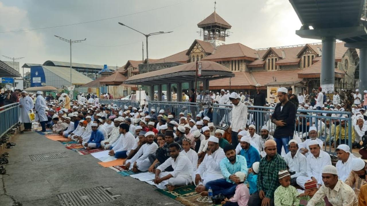 Eid-ul-Fitr is celebrated by Muslims around the globe to mark the end of the Islamic holy month of Ramzan. Pic/Pradeep Dhivar