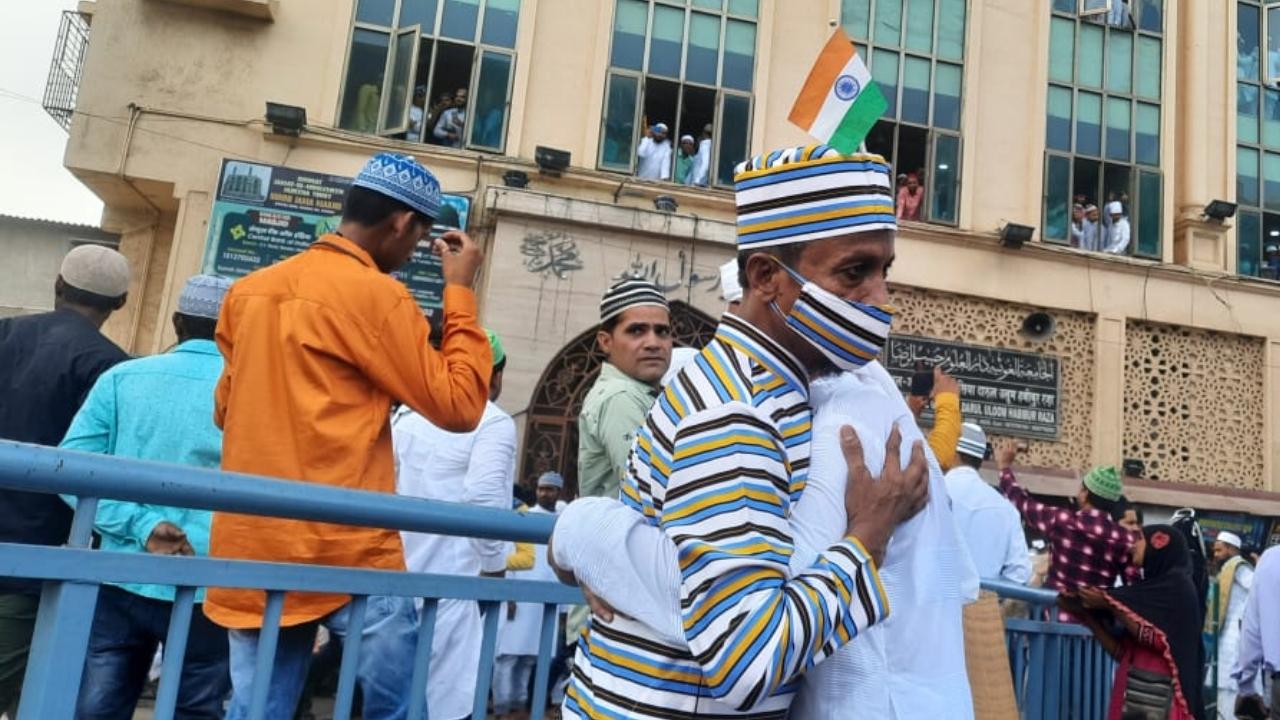 Ramzan is observed by Muslims worldwide as a month of fasting to commemorate the first revelation of the Quran to the Prophet Muhammad, according to Islamic belief. Pic/Pradeep Dhivar