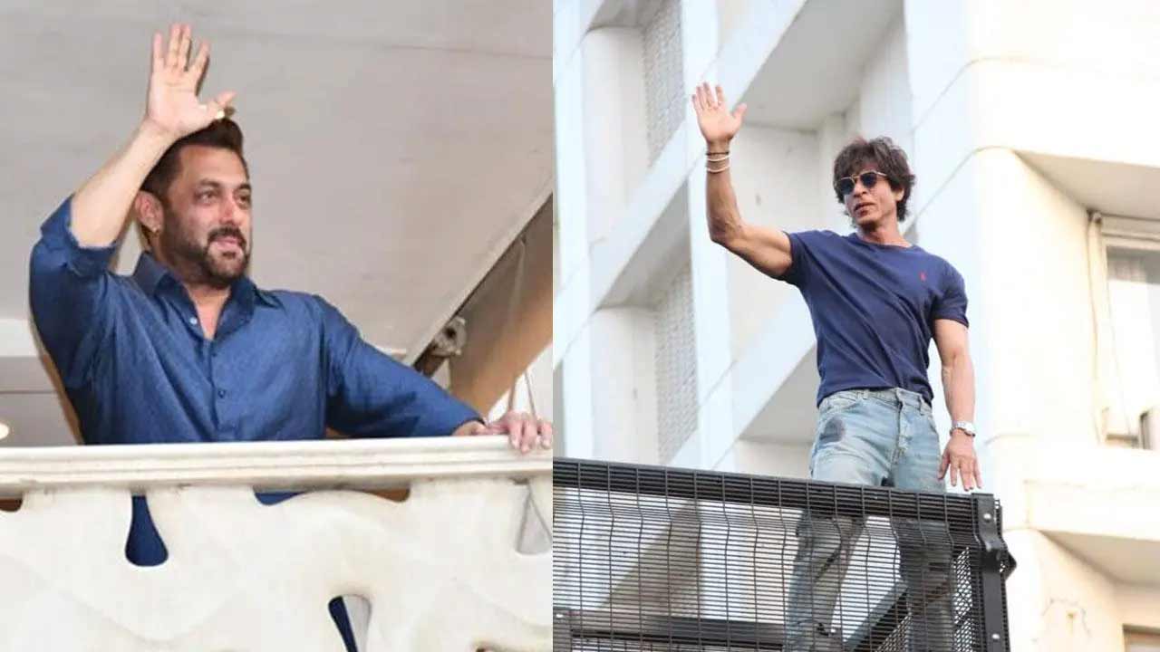 Shah Rukh Khan and Salman Khan wave to their fans on the occasion of Eid
Both Shah Rukh Khan and Salman Khan came to the balconies of their respective residences and waved to the sea of fans waiting for their glimpse. One Khan was clean-shaven whereas Bhai sported a bearded look. All Pictures Courtesy: Yogen Shah. View all photos here.