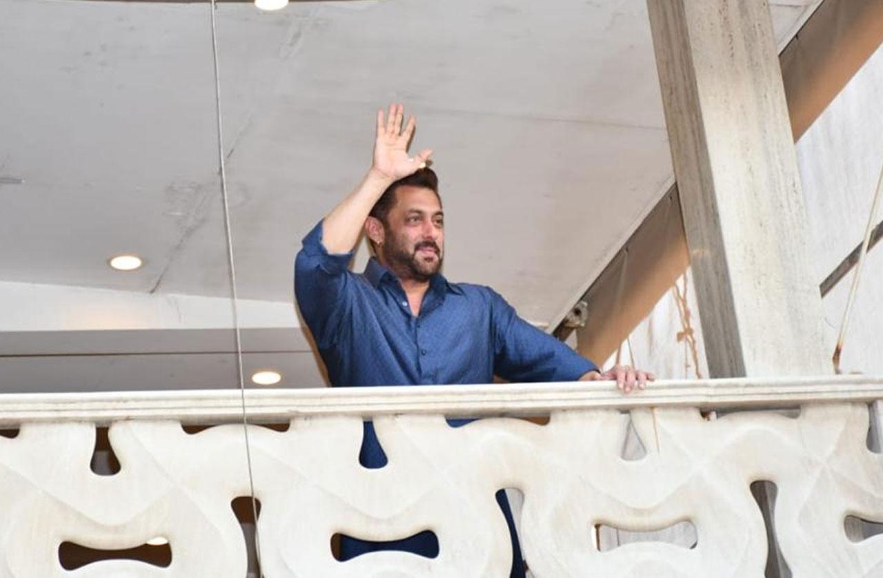 
Salman Khan, on the occasion of Eid, came out to wave to his sea of fans. The actor donned a blue shirt was seen in a bearded look and looked absolutely dapper. Click here to see full gallery
