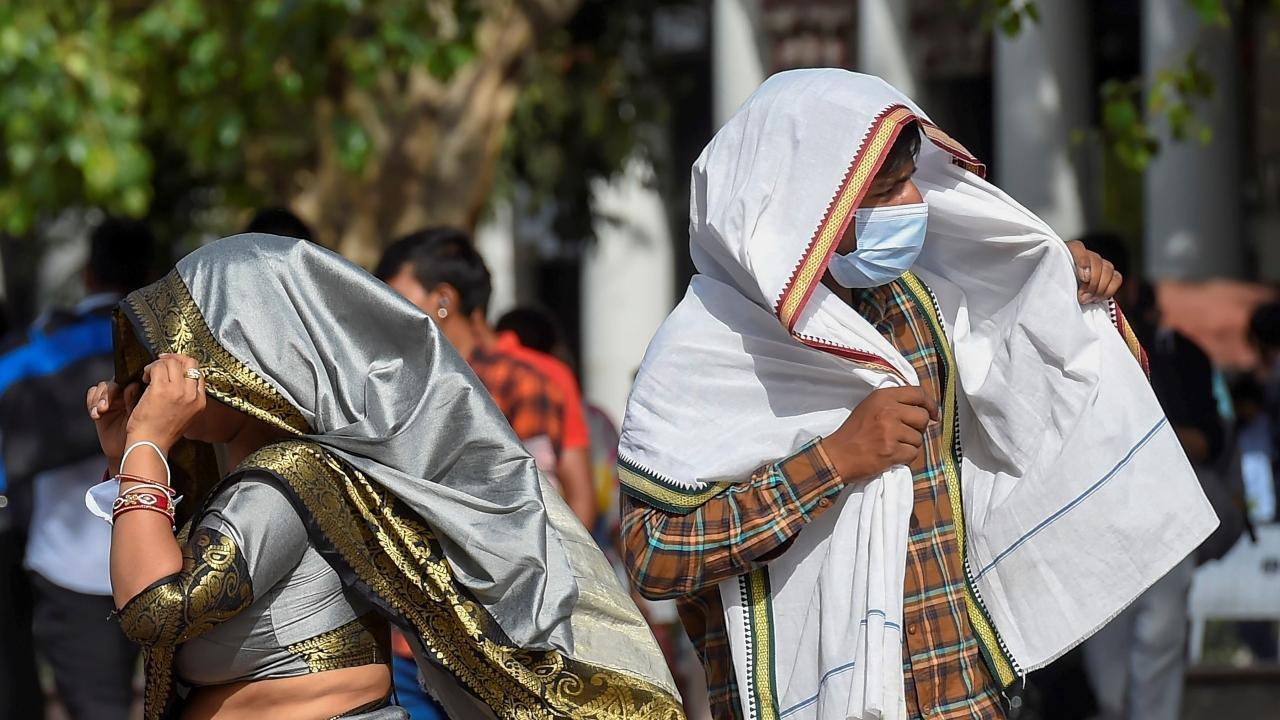 People cover themselves with clothes to avoid the scorching heat on a hot summer day in New Delhi. Pic/PTI