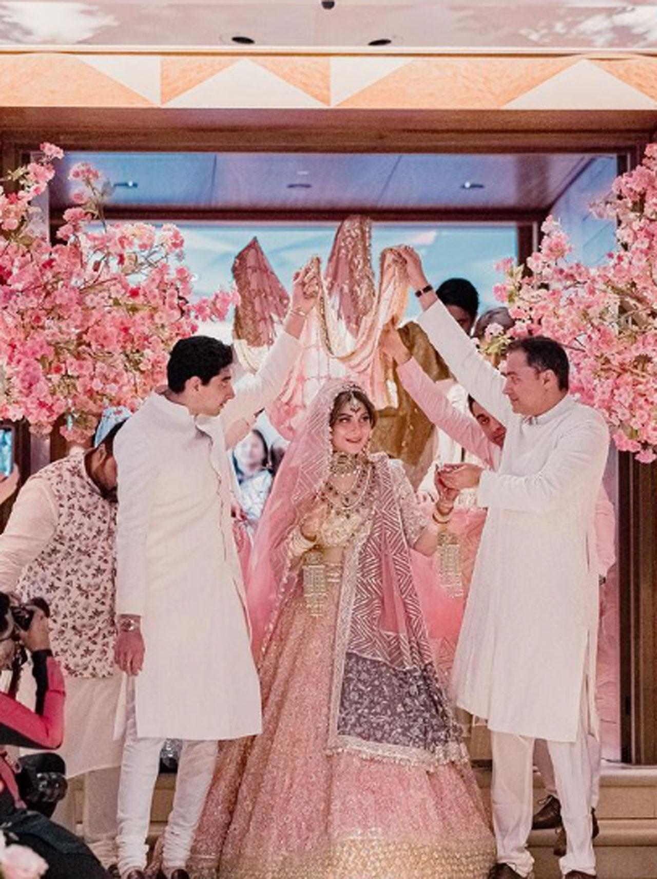 Popular Bollywood singer Kanika Kapoor has tied the knot with London- based businessman Gautam Hathiramani on May 20. The pictures from their wedding are going viral on social media. Popular Bollywood singer Kanika Kapoor has tied the knot with London- based businessman Gautam Hathiramani on May 20. The pictures from their wedding are going viral on social media.