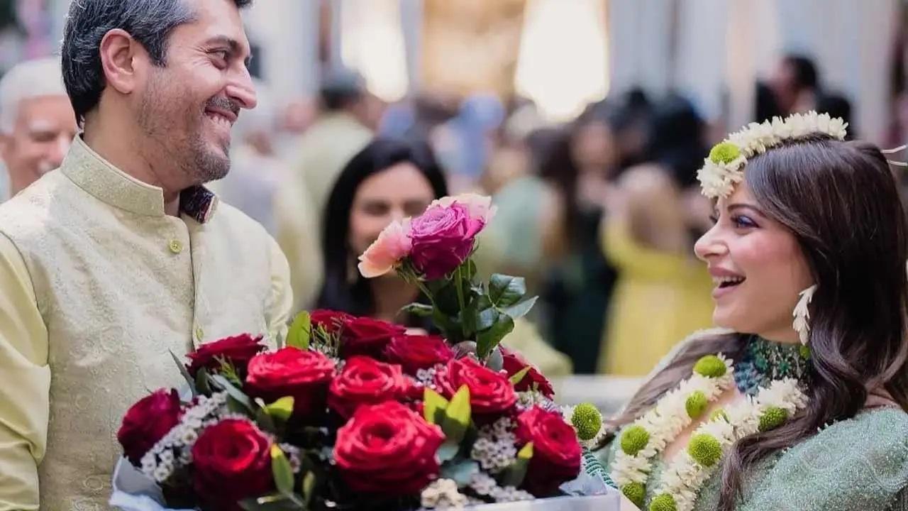 Popular Bollywood playback singer Kanika Kapoor, known for her song 'Baby Doll', has tied the knot with her NRI beau Gautam in London on Friday. Pictures from her traditional wedding have gone viral on the internet and in them, the bride can be seen dressed in a peach coloured lehenga with heavy embroidery on it. For the big day, she paired her look with a choker necklace, mangtika and bangles. Read full story here