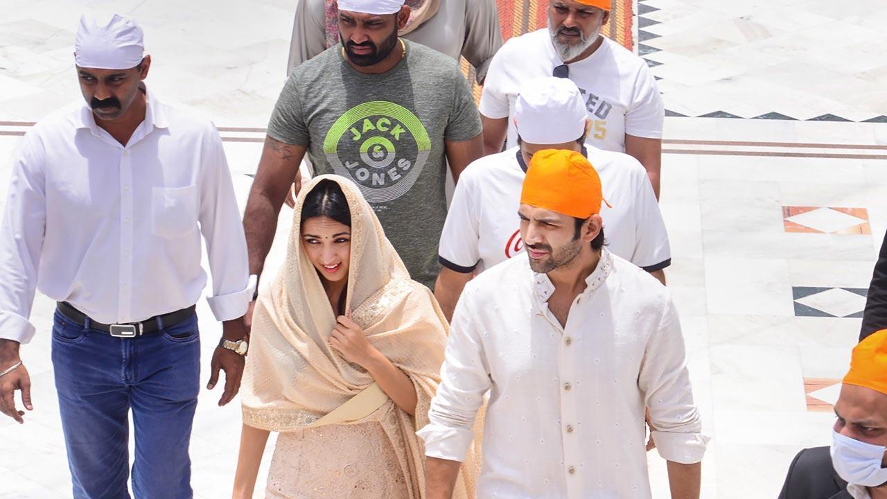 Kartik Aaryan, Kiara Advani visit Delhi's Gurudwara Bangla Sahib ahead of 'Bhool Bhulaiyaa 2' release