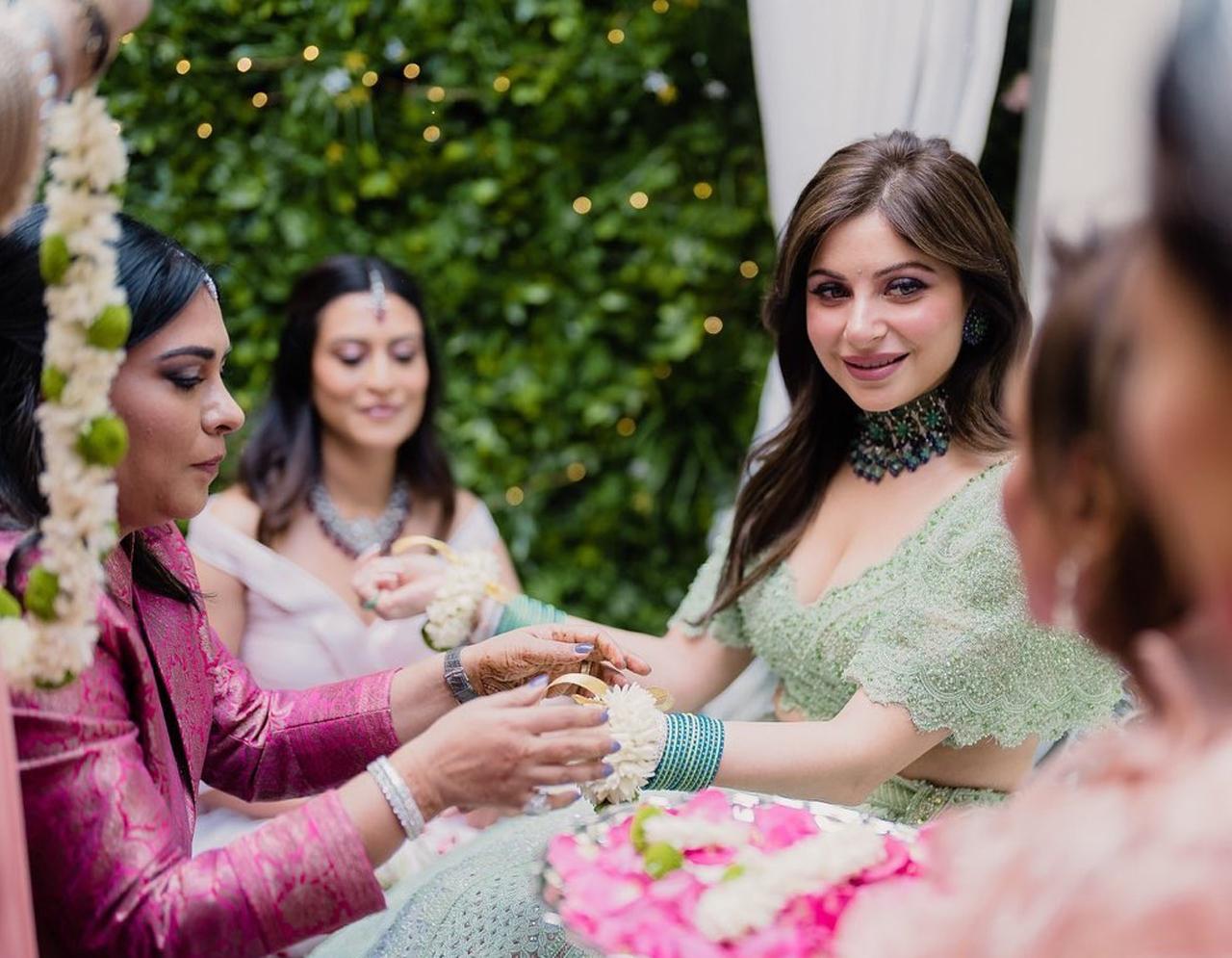 Singer Kanika Kapoor is all set to be the latest bride in Tinsel Town and ahead of her wedding, she shared her mehendi pictures with fans on Instagram and they are truly gorgeous and stunning.