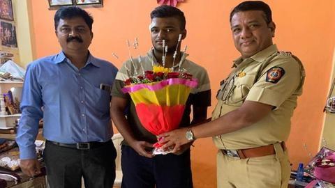 2. Mumbai: 21-year-old nabs mobile thief even after being attacked with a knife
The student, identified as Darshan Jungari, was on his way to Five Gardens to pick up his friend when he noticed a person running towards Parsi Agyari and a few people chasing him. Darshan ran towards the thief and tried to catch him. The accused, identified as Surendra Jadhav, attacked Darshan on his leg and face with a knife, but the student didn't budge and handed him over to the public. Later, when the police reached the spot, they recovered a mobile phone and a purse from the thief.