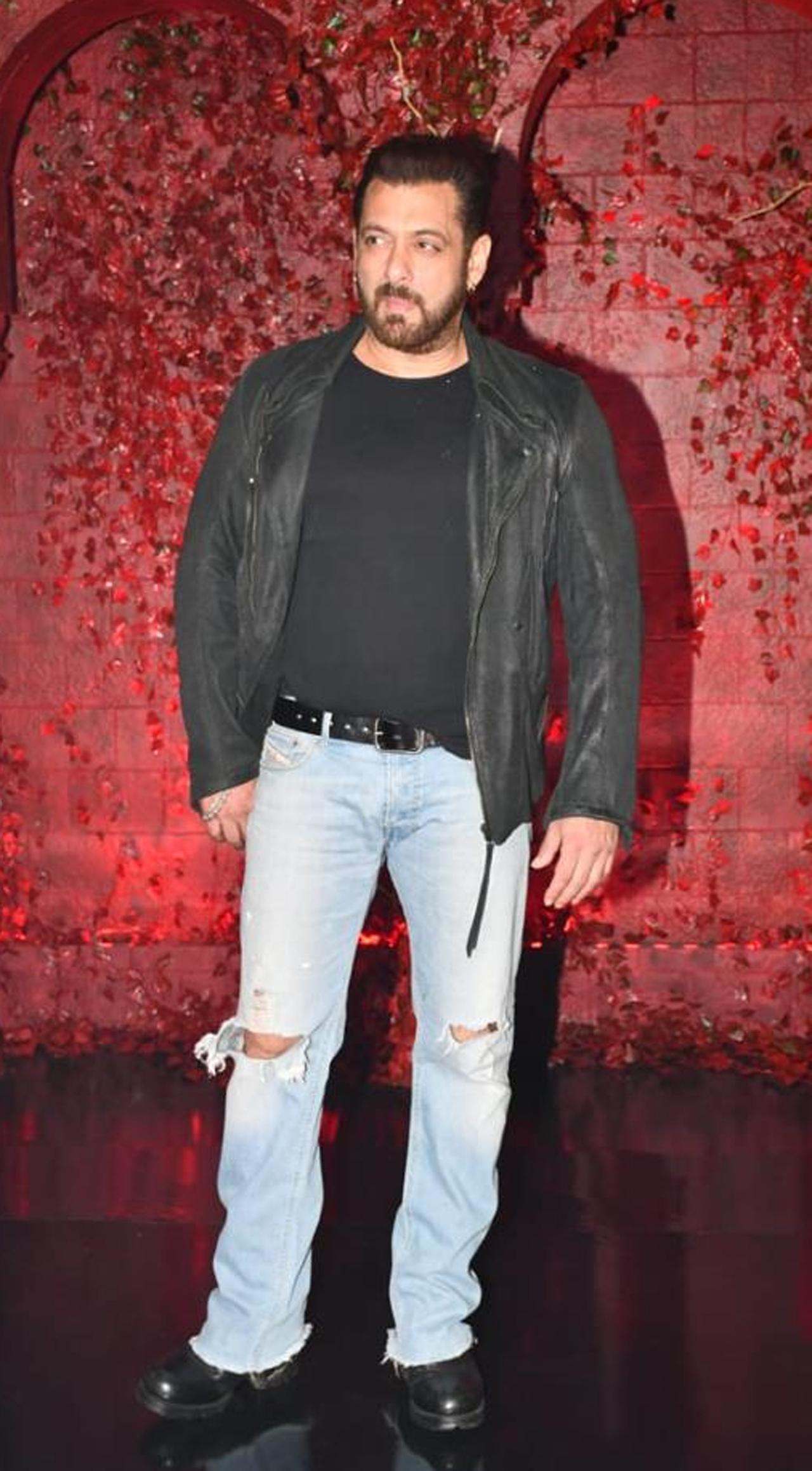 Salman Khan knows how to keep it cool yet casual. A black jacket and ripped jeans is all that it takes for him to show his style and sass. He was gracious enough to accept a role in Johar’s directorial debut Kuch Kuch Hota Hai.