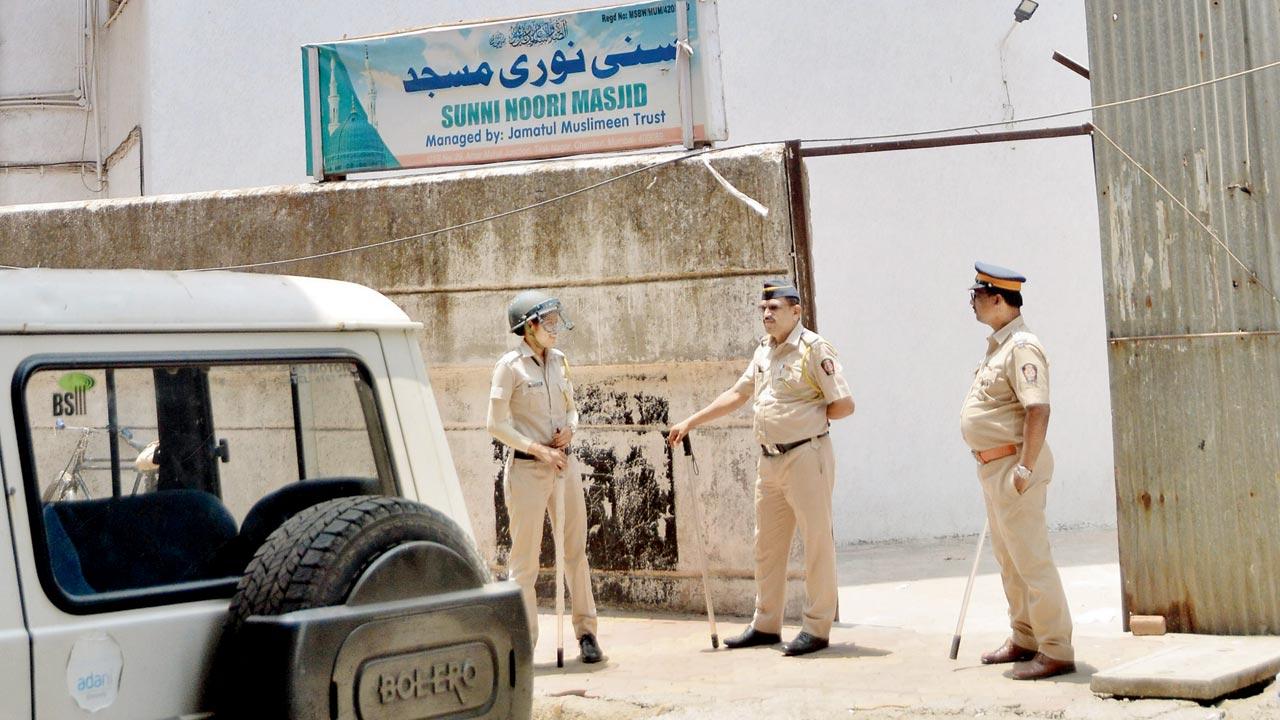 Police stand guard outside a mosque in the wake of MNS agitation, at Tilak Nagar Wednesday. Pic/Sayyed Sameer Abedi