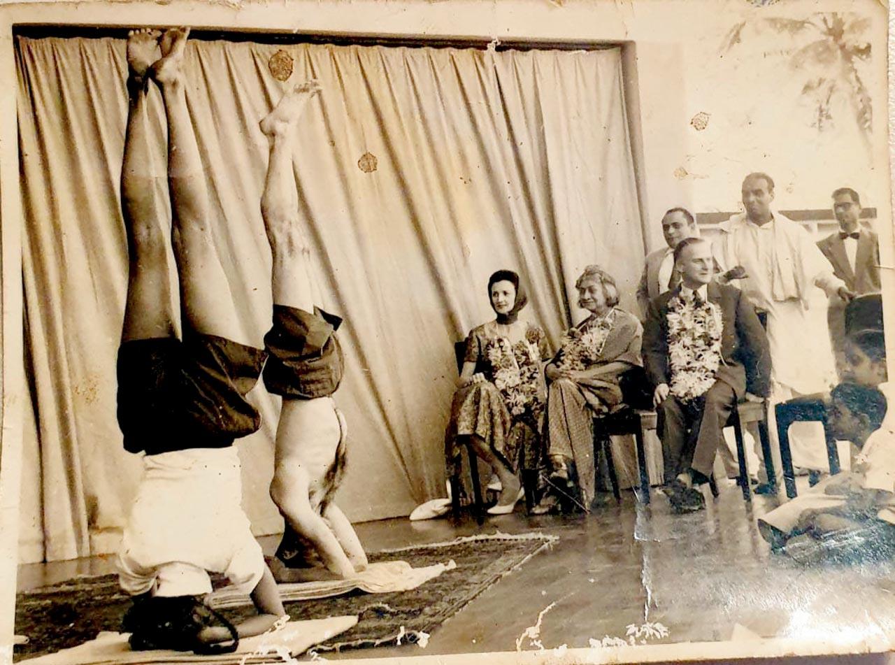 Yehudi Menuhin and wife Diana watching a yoga demonstration at Bhulabhai Desai Institute in 1962, with BKS Iyengar seen behind his violinist pupil