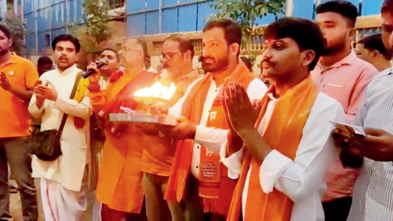 MNS workers recite Hanuman Chalisa at a temple in Nalasopara East