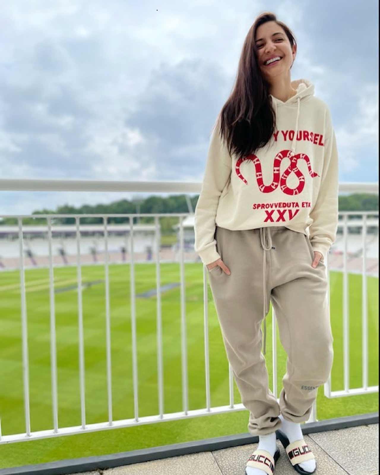 The adventurous kind, Anushka Sharma once jumped over a railing to avoid the paparazzi at a Mumbai multiplex.