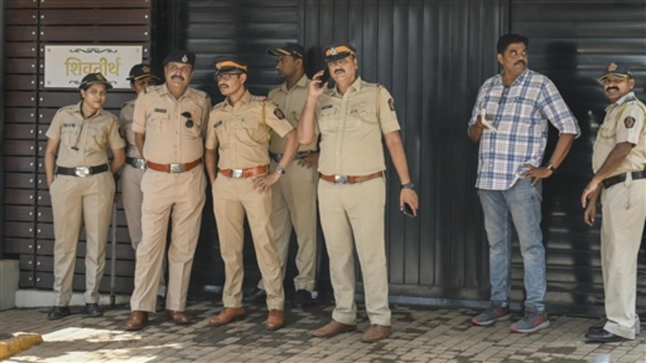 MNS workers detained outside the Raj Thackeray's Mumbai home, 9 held in Pune