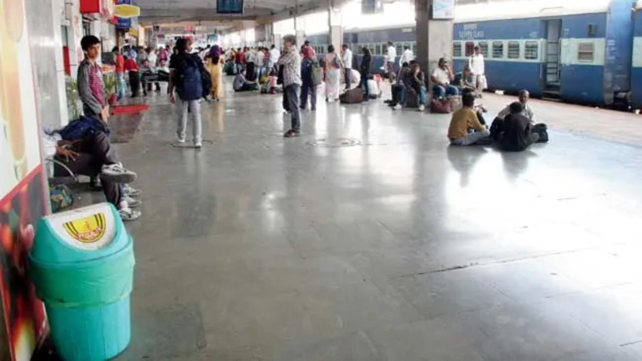 Maharashtra: Firecracker-like suspicious object found at Pune railway station