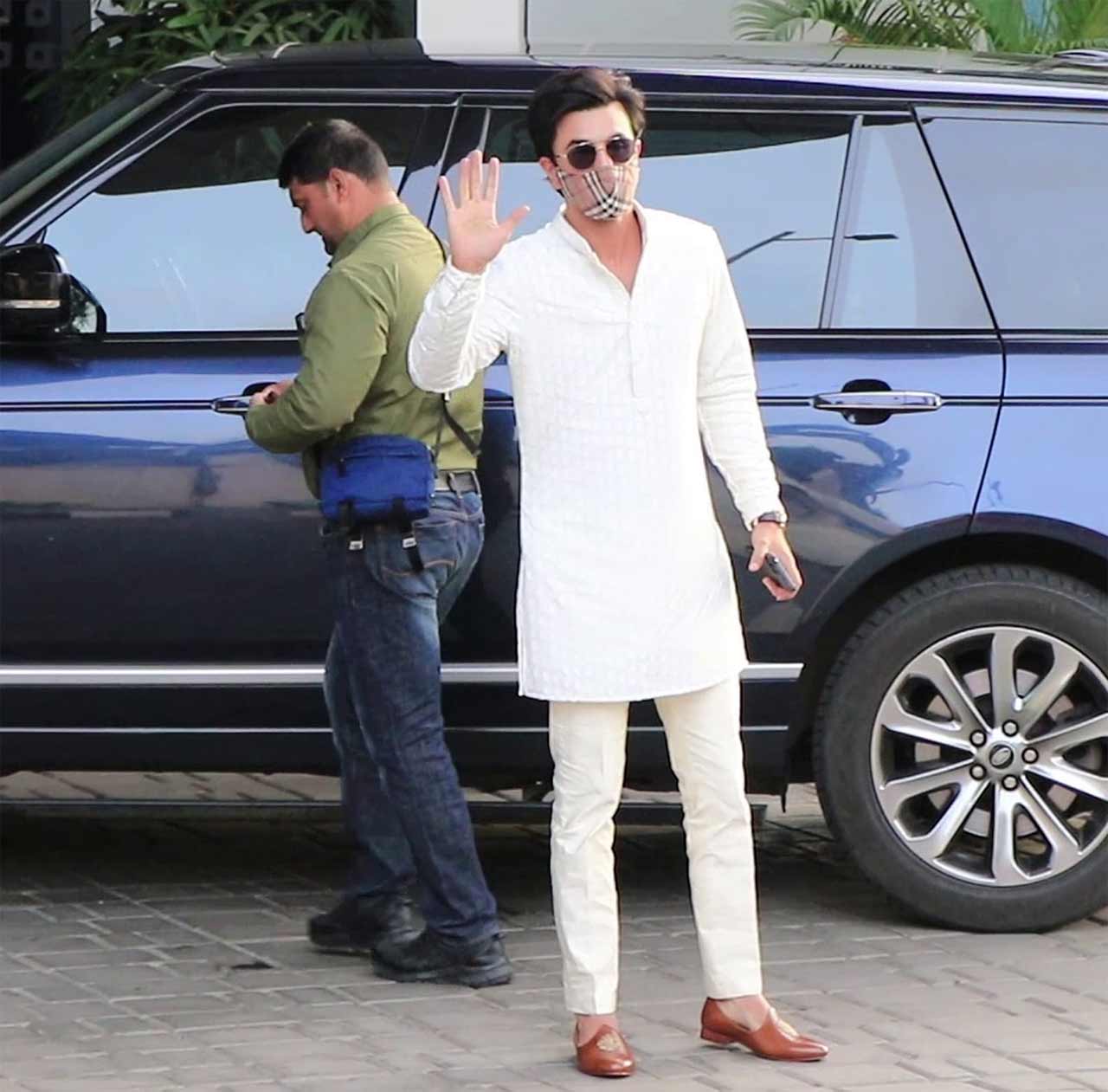 Ranbir Kapoor and director Ayan Mukerji were clicked at Mumbai's airport. As per reports, Ranbir and Ayan left for Visakhapatnam for some work related to 'Brahmastra'. Ranbir Kapoor and director Ayan Mukerji were clicked at Mumbai's airport. As per reports, Ranbir and Ayan left for Visakhapatnam for some work related to 'Brahmastra'.