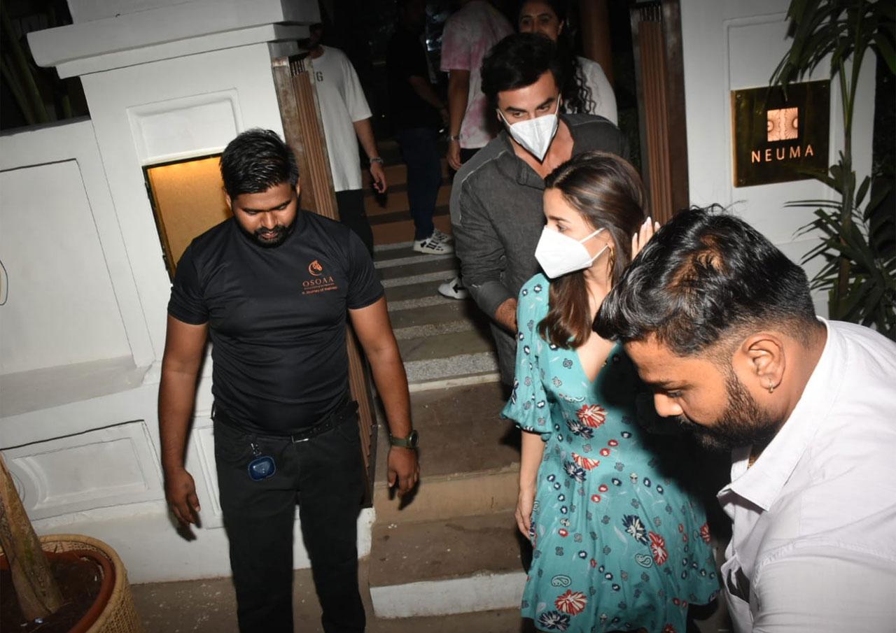 On April 14, after tying the knot in an intimate ceremony, Ranbir Kapoor and Alia Bhatt came out of their house 'Vastu' and posed for the paparazzi as candidly as one can. The couple was all smiles and in an absolute jovial mood.