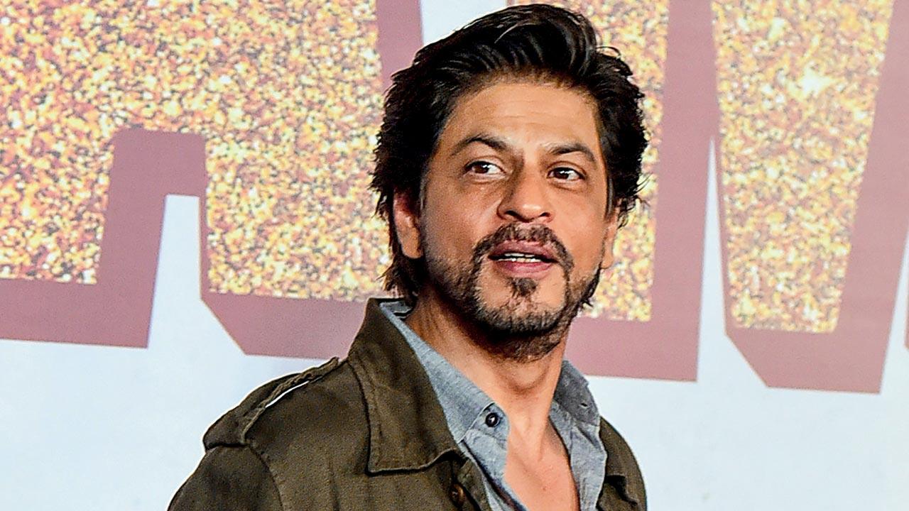 SRK avoids the paps