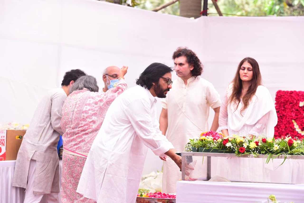The santoor maestro and music composer, Pandit Shivkumar Sharma, passed away after a cardiac arrest at the age of 84 in Mumbai on Tuesday, May 10. 
In picture: Roopkumar Rathod at the last rites ceremony
