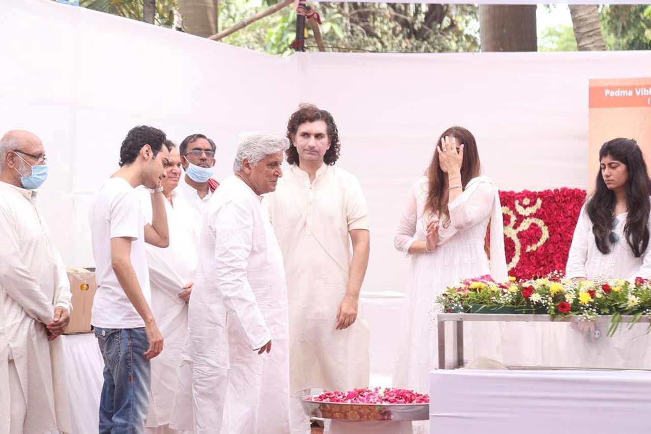 Pandit Shivkumar Sharma had been suffering from kidney-related ailments for the last six months and was on dialysis.
In picture: Javed Akhtar at Shivkumar Sharma's last rites ceremony.