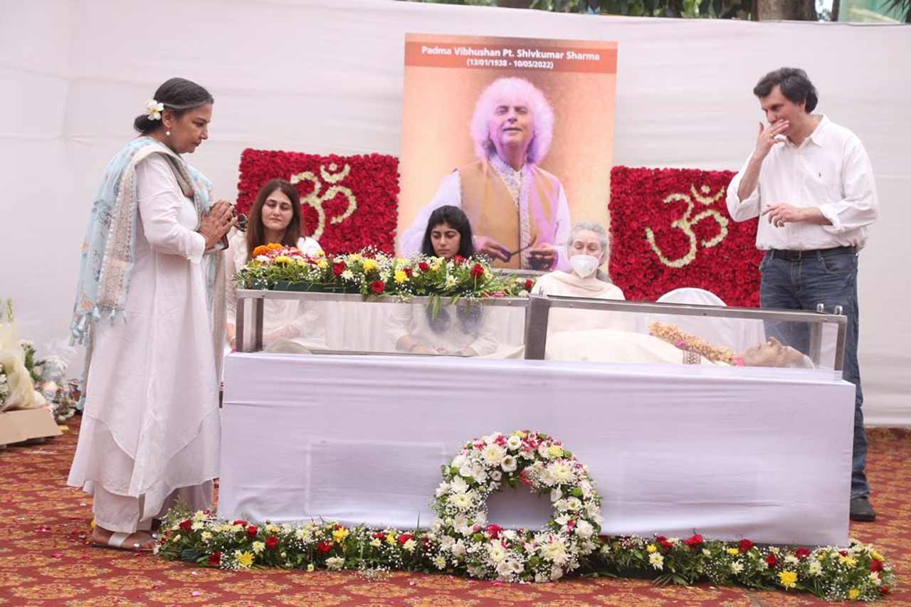 The Jammu-born musician, Pandit Shivkumar Sharma, who elevated the santoor, once a little-known musical instrument from Jammu and Kashmir, to its present exalted global status, will also be remembered for the music he composed with the flute legend, Pandit Hari Prasad Chaurasia, for films such as 'Silsila', 'Lamhe', 'Chandni' and 'Darr'.
In picture: Shabana Azmi at the last rites ceremony.