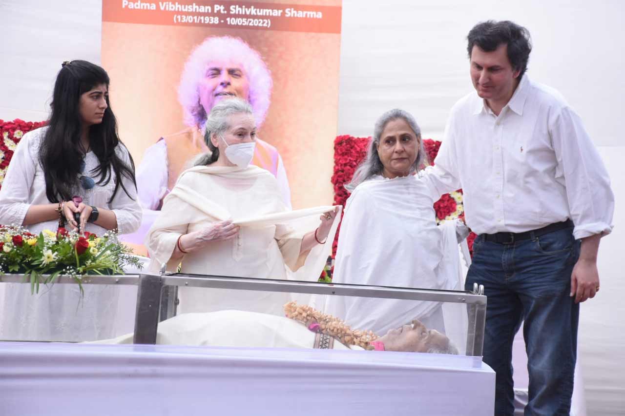 Singer Nirali Kartik shared in a media interaction that with his music, he could bring alive Kashmir anywhere. A majestic persona, great musicianship and humility personified, that was Pandit Shivkumar Sharma that we have known for over many decades.
In picture: Jaya Bachchan at the last rites ceremony.