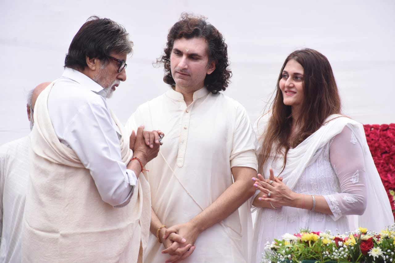 Pandit Shivkumar Sharma's mortal remains will be kept at his Juhu residence from 10 am to 1 pm to enable people and music lovers pay their last respects to the departed music legend.
In picture: Amitabh Bachchan at the last rites ceremony.