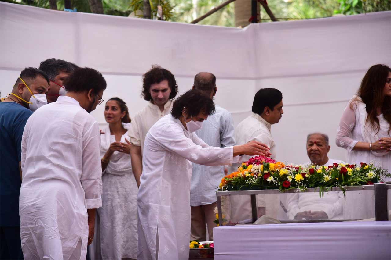 Ustad Zakir Hussain was also one of the prominent personalities who attended the last rites ceremony.