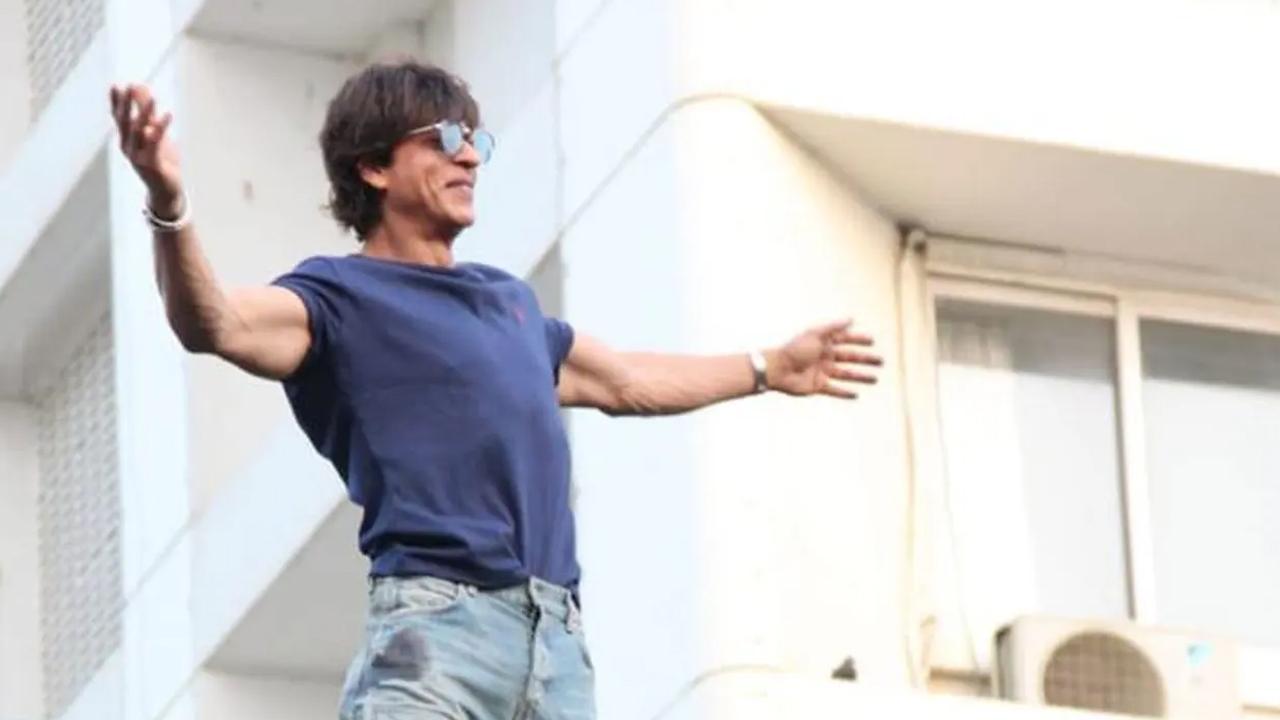 Shah Rukh Khan strikes his iconic pose from Mannat for fans on Eid