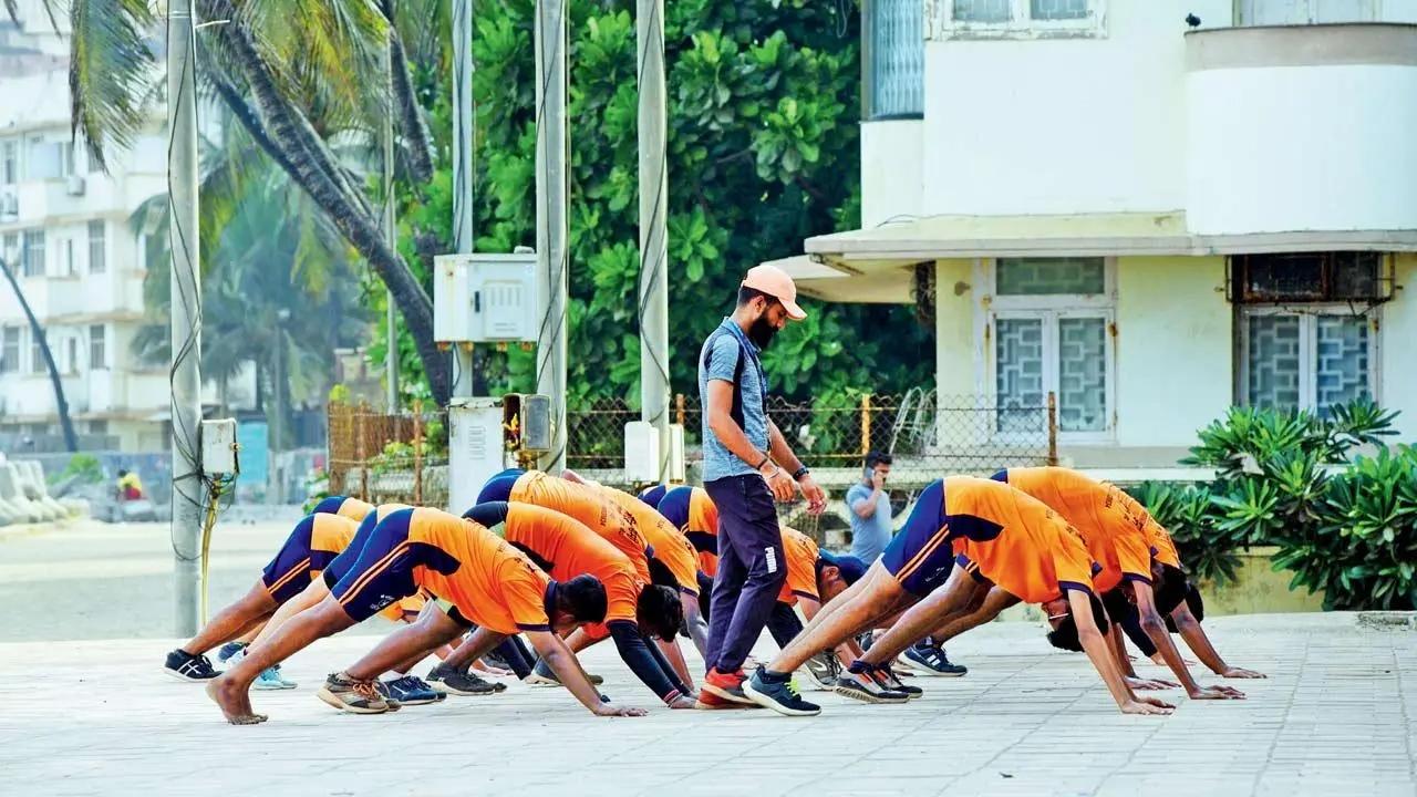 Dum laga ke Haisha: A group of young men sweats it out at Shivaji Park in Dadar. Pic/Pradeep Dhivar