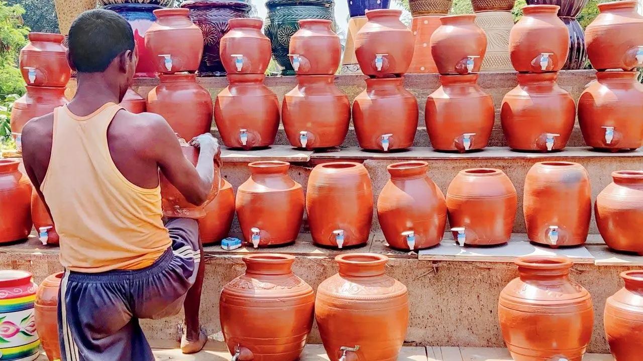 The real matka king: As temperatures in Mumbai city continue to rise, a potter gives final touches to these antiquarian natural refrigerators. Pic/Nimesh Dave