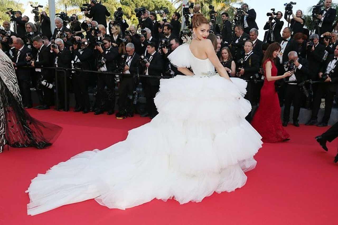 Keeping it minimal yet classy, Urvashi Rautela's makeup added the much-needed oomph factor to her look! With her look, Urvashi definitely floats in a cloud of tulle on the Red carpet of the Cannes International Film Festival.