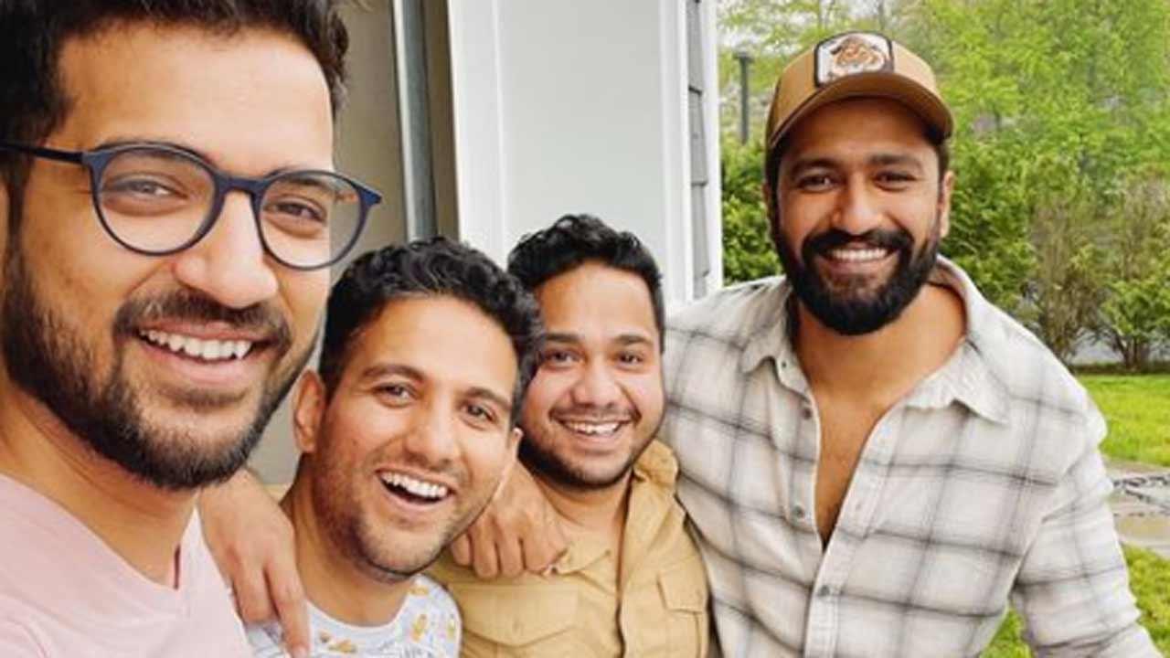 Vicky Kaushal catches up with his college friends, shares picture with 'Batch 2005'