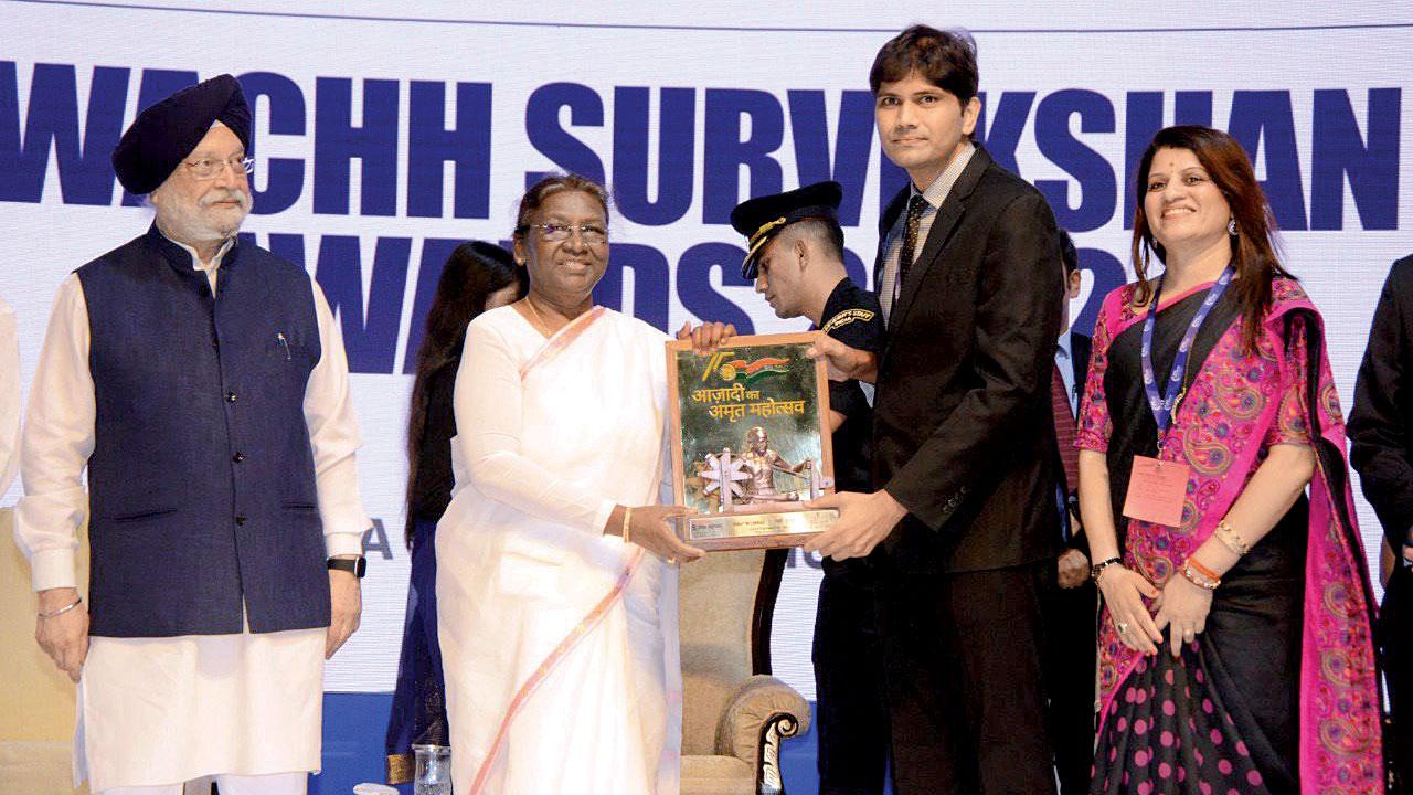 Former commissioner of Navi Mumbai Municipal Corporation Abhijeet Bangar receiving the award for clean city from President Droupadi Murmu on October 2, 2022