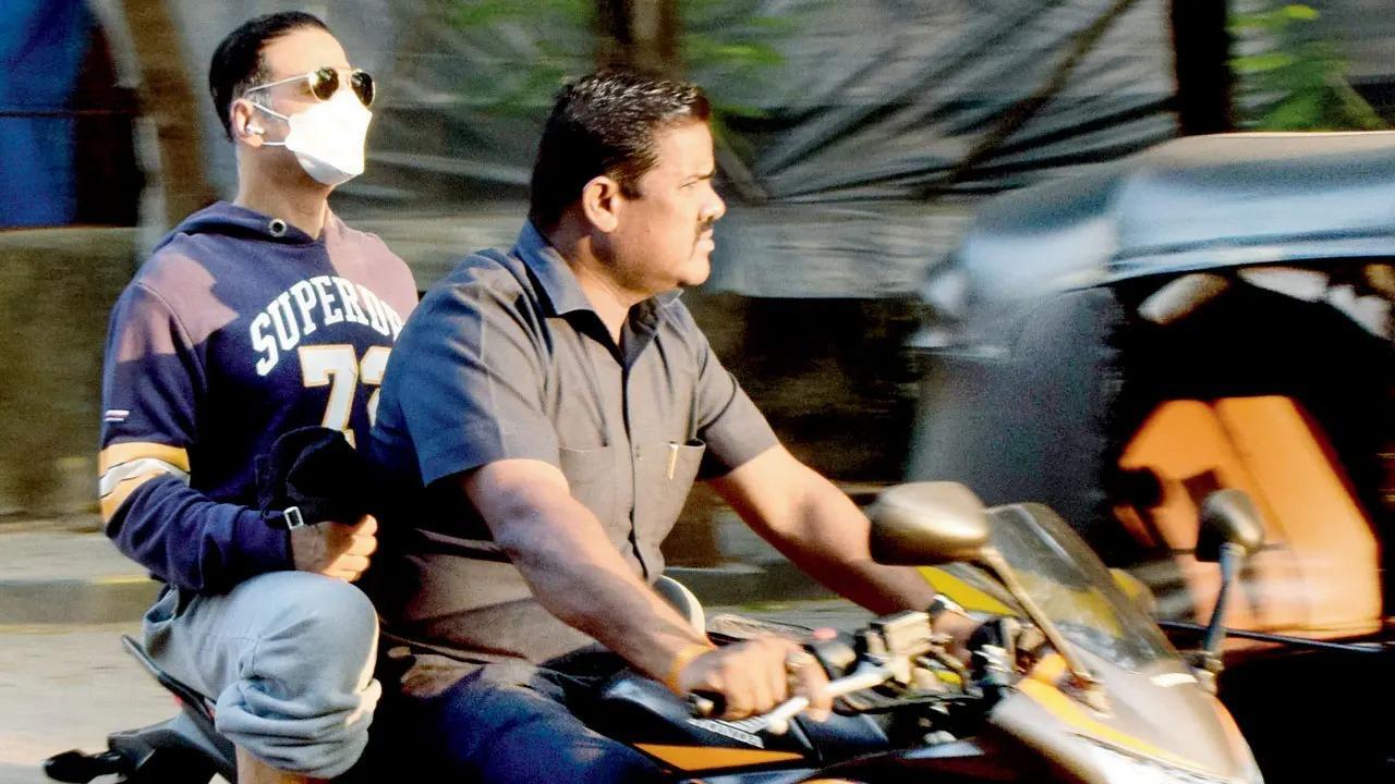 Akshay Kumar rides pillion with his bodyguard, take a look