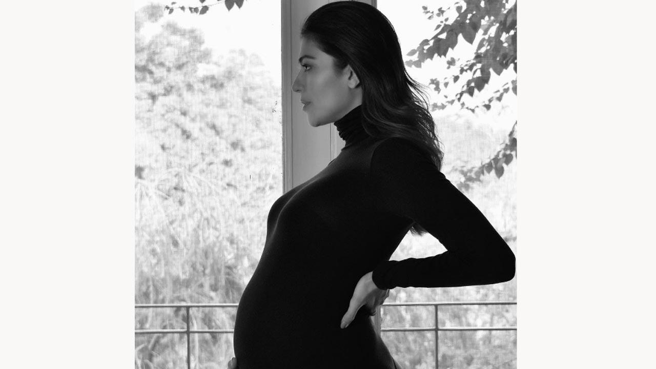 TV presenter Archana Vijaya flaunts her 'birthday' baby bump