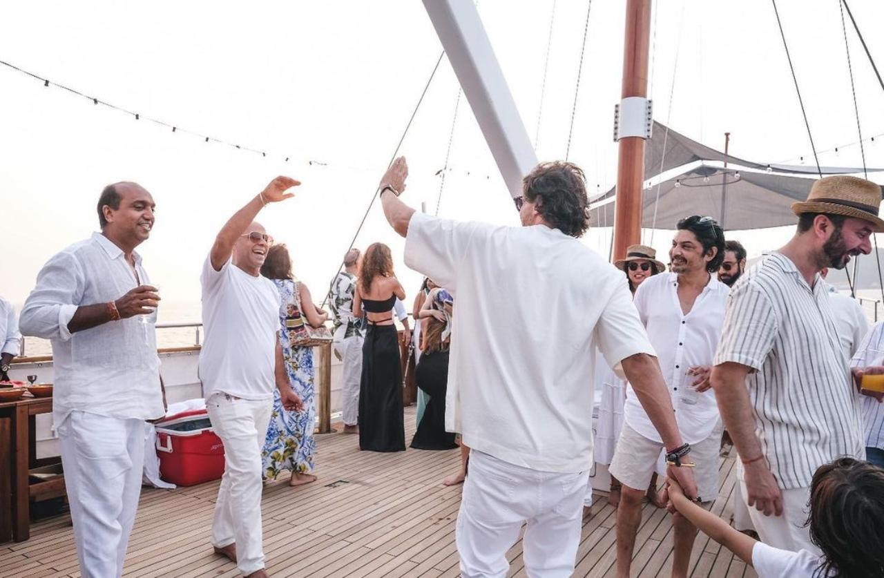 Instead of having a regular party at home or a fancy club, the actor and his partner celebrated the day in the open on a yacht. They were surrounded by their friends and family. 