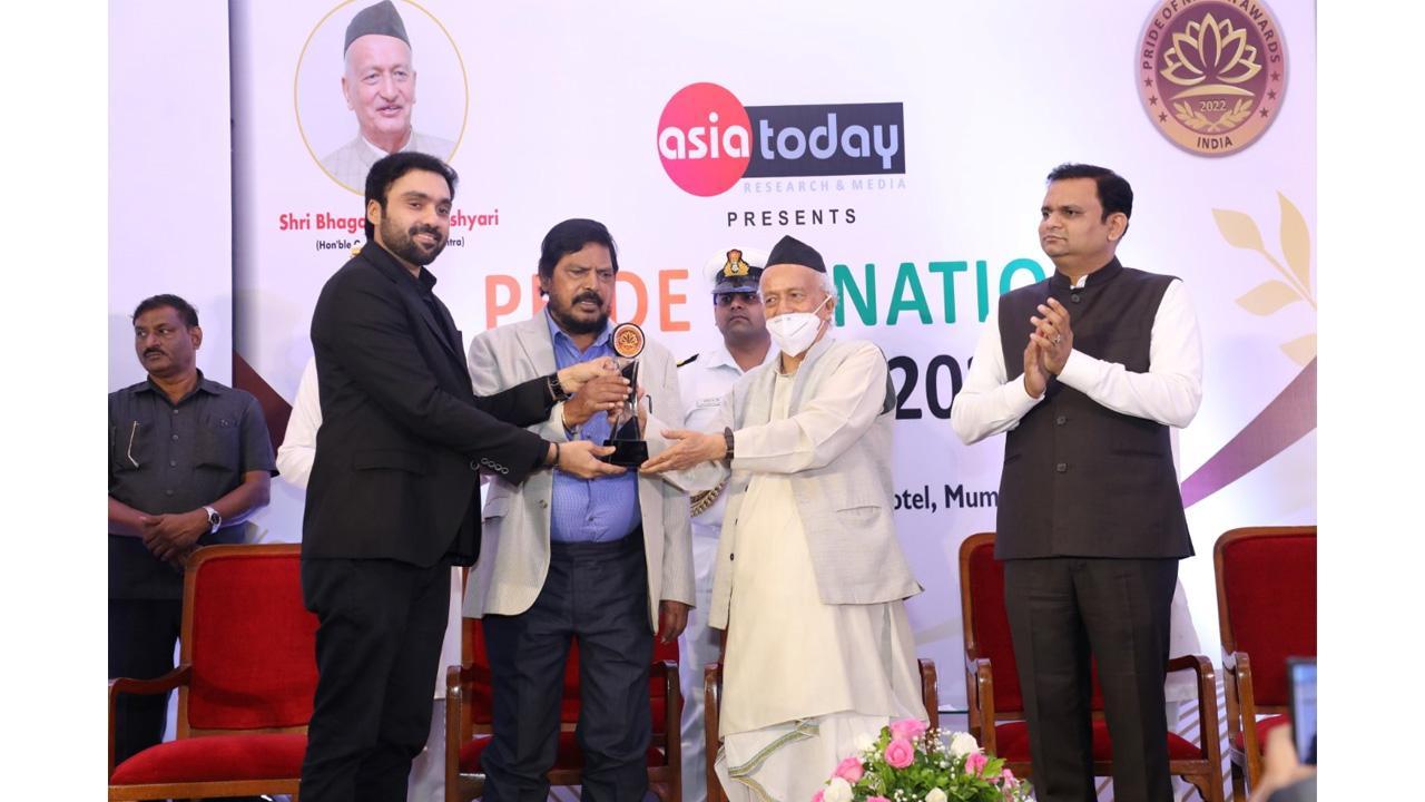 Azeez Abdulla receives National Proud Award for examplary social work