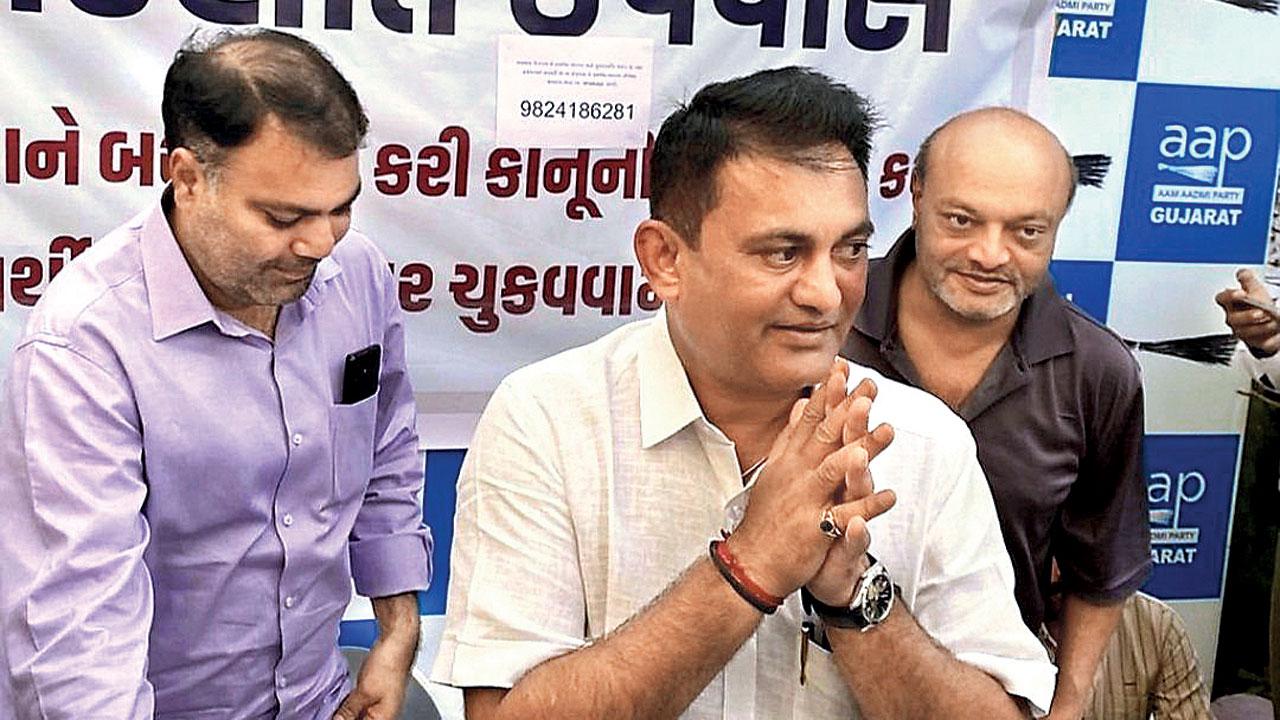 Congress leader and former opposition leader Paresh Dhanani is locked in a fight with Kaushik Vekariya. Pic/Twitter