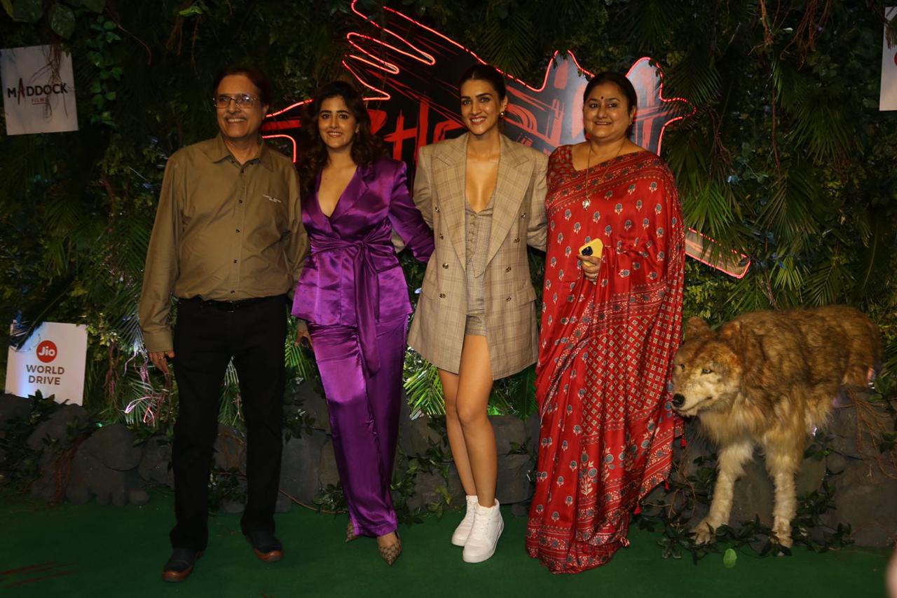 Kriti Sanon, the lead actress of Bhediya relished the big day with her family. She was accompanied by her sister Nupur Sanon and parents for the screening