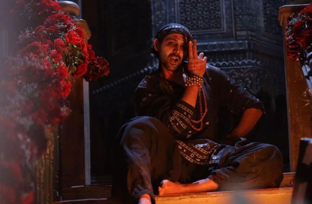While Kartik has floored the audience with his impeccable dance moves, he is known to put in hours of hard work to perfect the moves. The actor trained for an entire week to nail the small dance sequence in 'Bhool Bhulaiyaa 2' where he performs Tandav