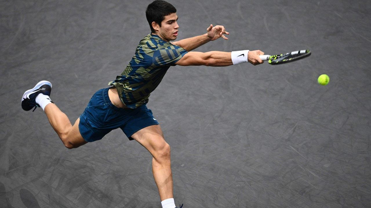 Paris Masters: Alcaraz races past Dimitrov to reach quarters
