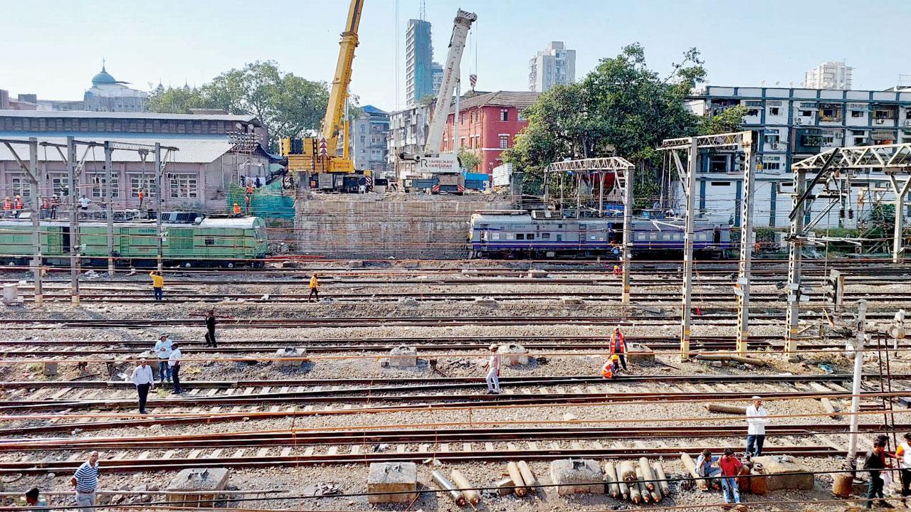 The main line trains were restored by 4 pm and the harbour line ones at 6 pm, two hours before the planned reopening